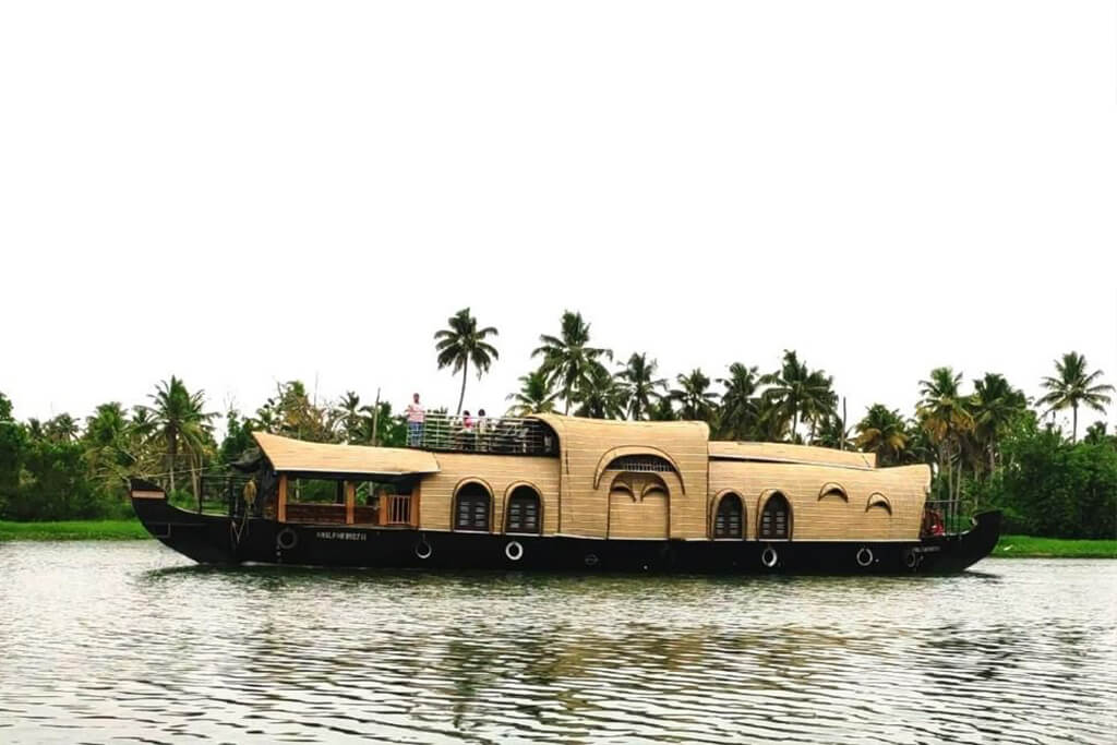 royal kumarakom cruise